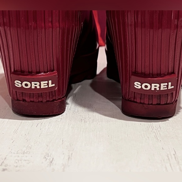 Sorel Women's Raisin Magenta Glossy Wedge Rain Boots - Picture 4 of 9